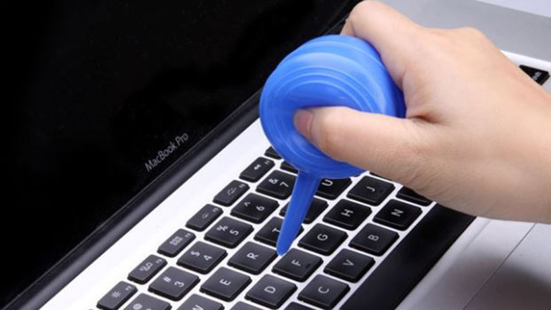 Vệ sinh bàn phím laptop bằng bóng thổi bụi